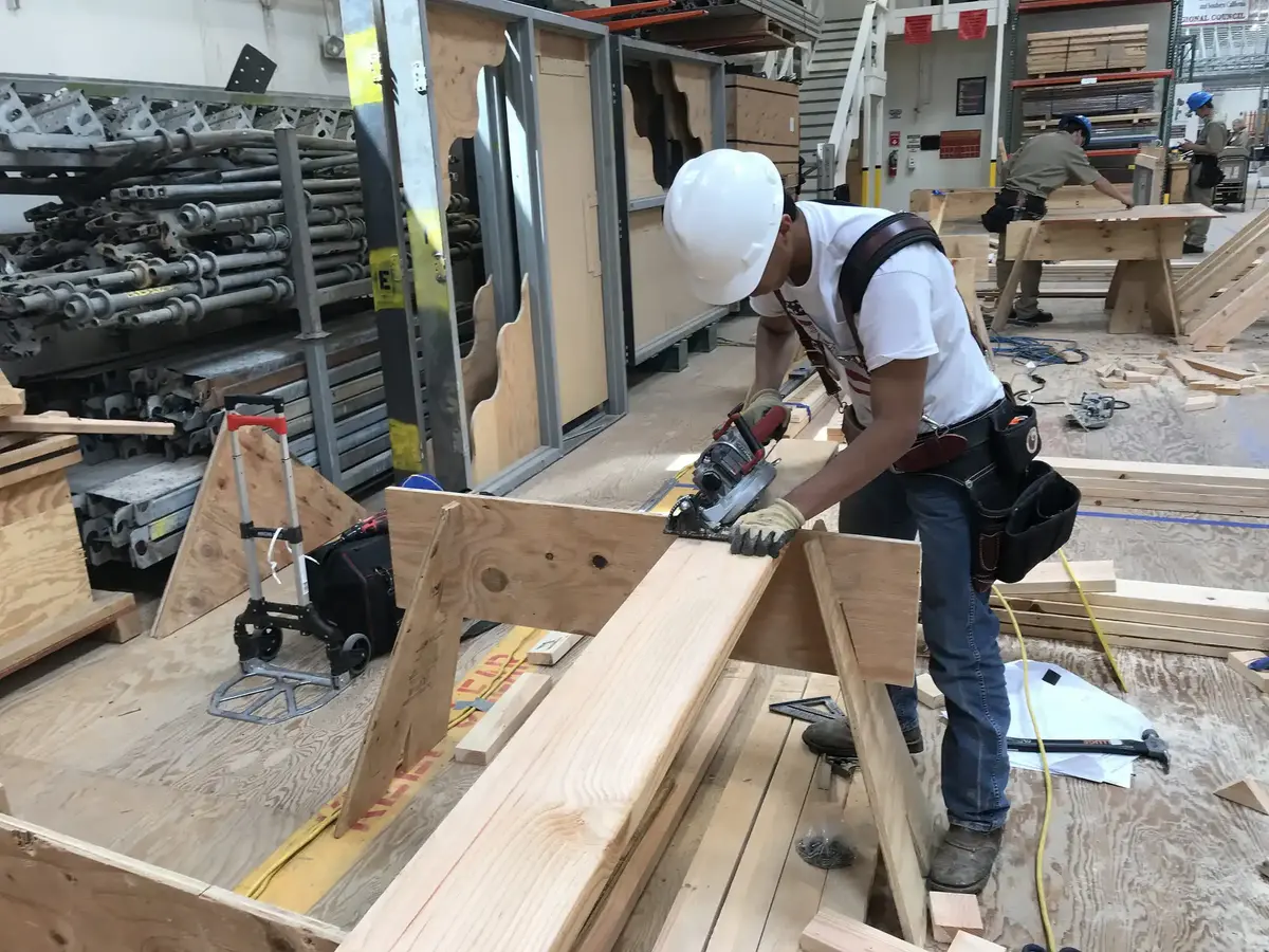 قسم النجارة في إعدادية الديوانية الصناعية